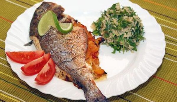 Gout diet menu - lean fish with salad