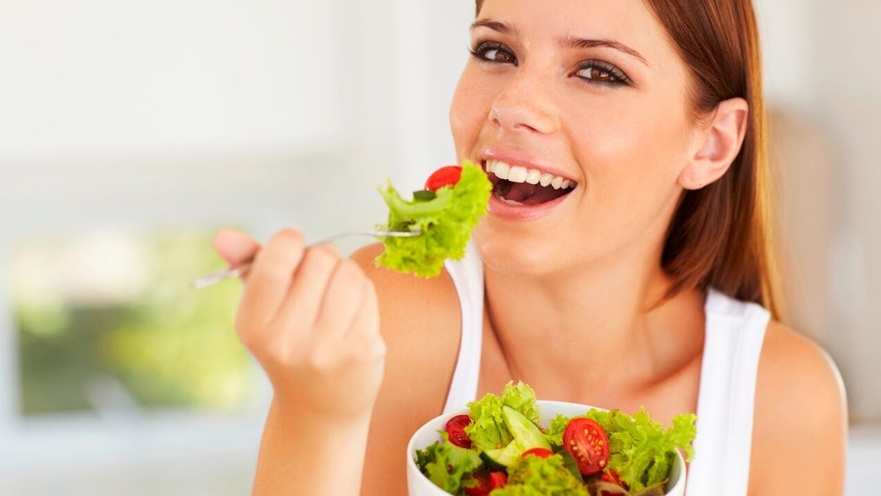 eating green salads following a lazy diet